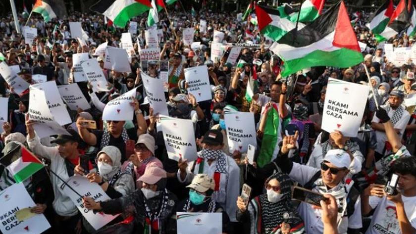 Iranpress: اندونزیایی‌ها در حمایت از غزه، مقابل سفارت آمریکا تجمع کردند