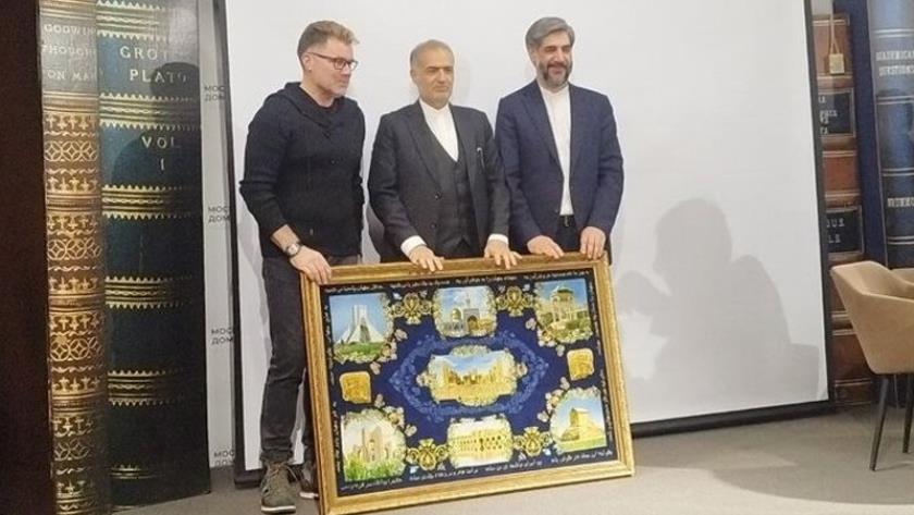 Iranpress: رونمایی از رمان آلگ روی درباره سردار سلیمانی در مسکو