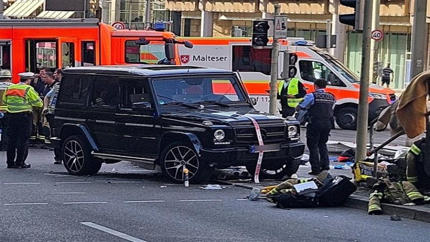 Iranpress: حادثه مرگبار درآلمان؛ ورود خودرو به جمعیت یک کشته و ۸ زخمی بر جای گذاشت