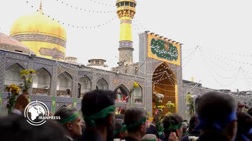 Iranpress: گلباران حرم مطهر امام رضا (ع) توسط خادمیاران رضوی