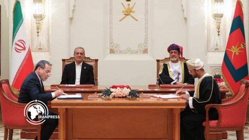 Iranpress: امضای ۱۸ سند همکاری میان جمهوری اسلامی ایران و سلطنت عمان