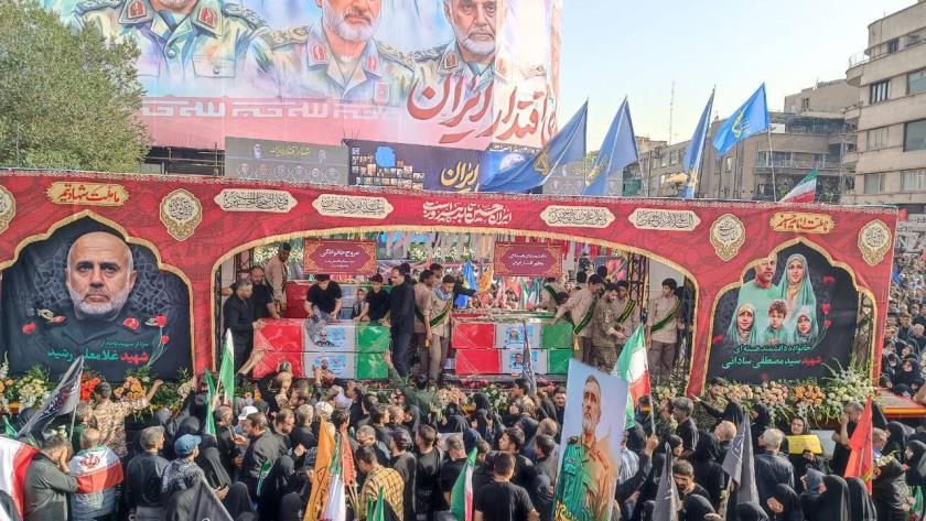 Iranpress: تشییع پیکر شهدای اقتدار بر دستان مردم شهید پرور در میدان انقلاب