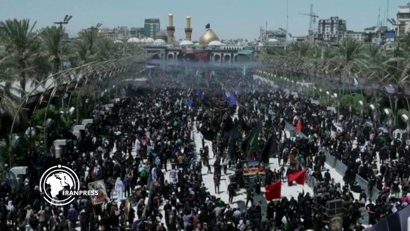 Iranpress: سوگواری زائران اربعین حسینی (ع) در کربلا