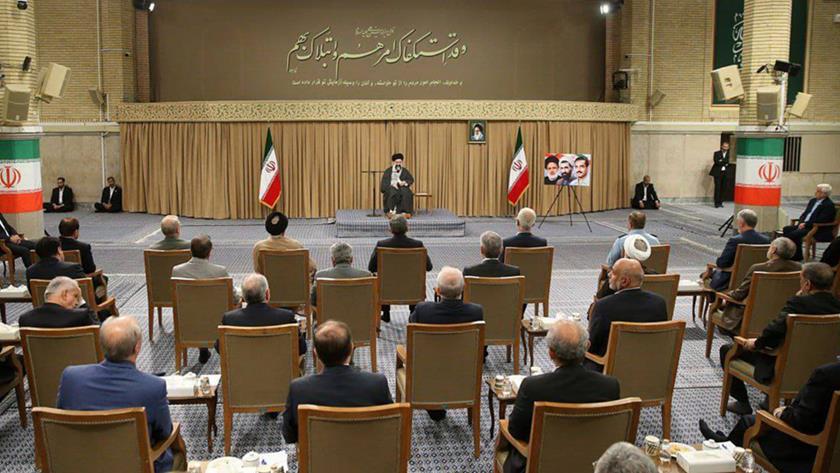 Iranpress: قدردانی ویژه رهبر معظم انقلاب اسلامی از رئیس جمهور و دولت ایران