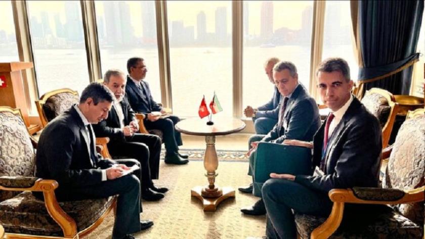 Iranpress: عراقچی در دیدار با وزیر خارجه سوئیس: غرب صلاحیت توسل به اسنپ‌بک را ندارد