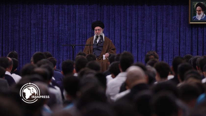 Iranpress: دیدار قهرمانان و مدال‌آوران ورزشی و علمی با رهبر انقلاب