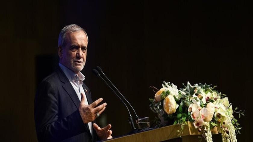 Iranpress: پزشکیان: تمام فرزندان ایران استعداد درخشان هستند/ کار معلم را نباید دست کم گرفت