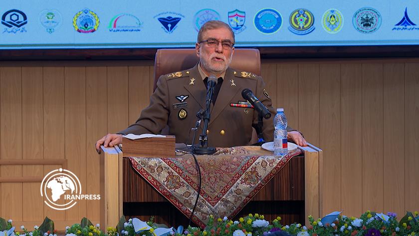 Iranpress: جانشین فرمانده کل ارتش: علم نافع و مرجعیت علمی برای مقابله با تهدیدات نوین حیاتی است