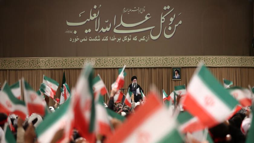 Iranpress: رهبر انقلاب: ملت و نظام مزدوری بیگانگان را تحمل نمی‌کند