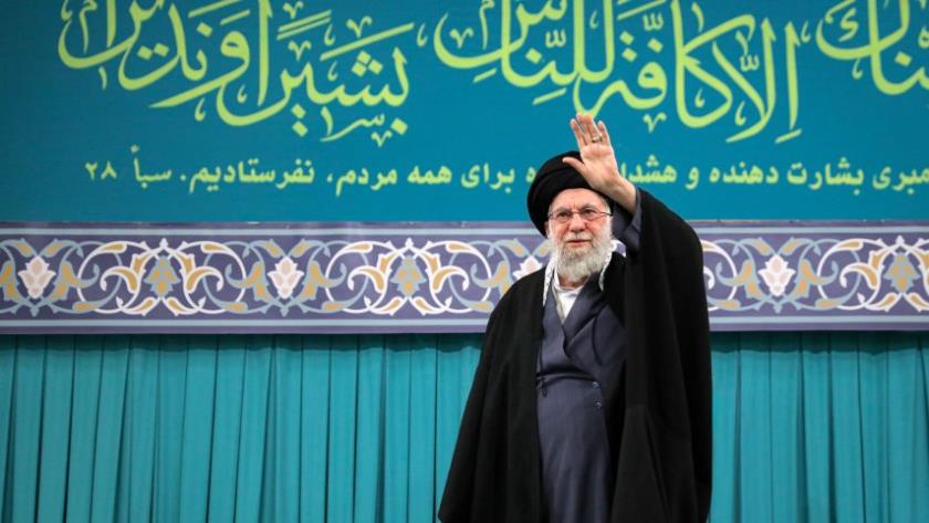 Iranpress: رهبر معظم انقلاب:  رئیس‌جمهور آمریکابه دلیل  تلفات و خسارات به ملت ایران، مجرم است