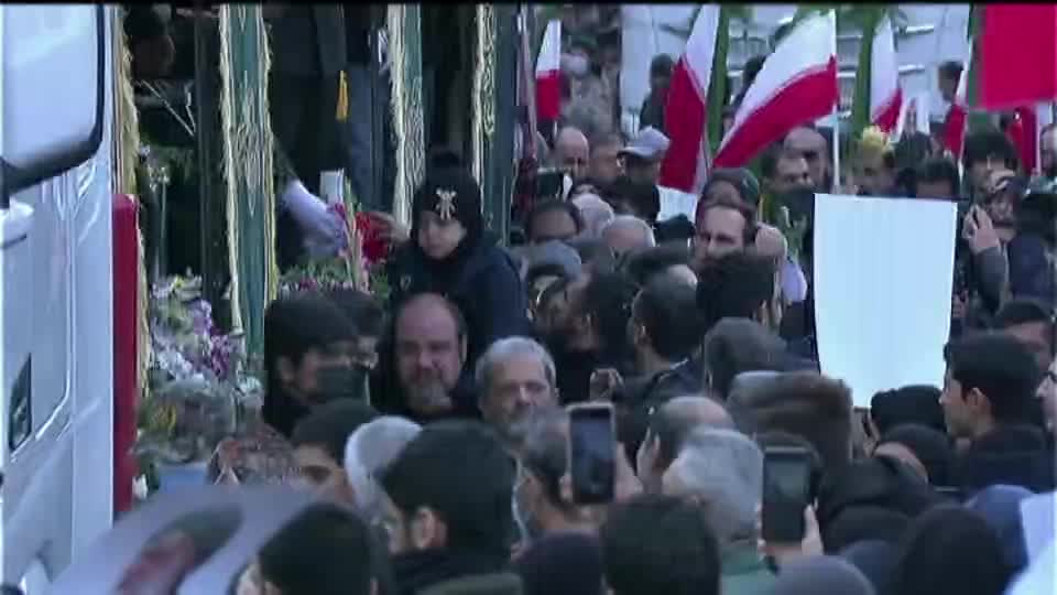 Iranpress: تشييع 100 شهيد من ضحايا الاضطرابات الأخيرة في طهران