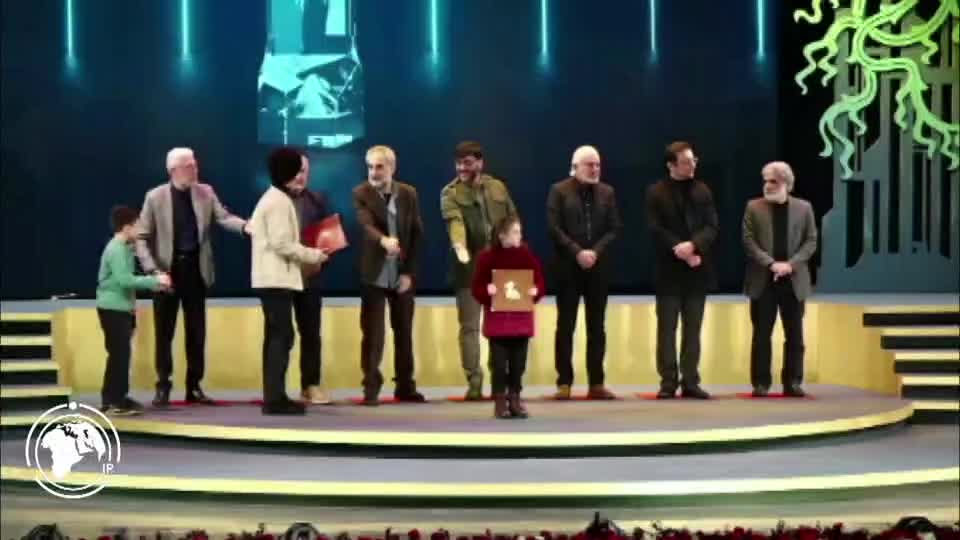 Iranpress: ختام مهرجان فجر السينمائي: آزيتا حاجيان وبهرام أفشاري يحصدان مجسم ’’سيمرغ‘‘