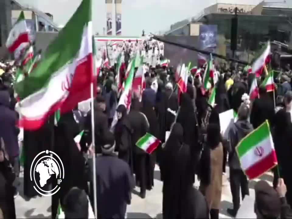 Iranpress: اجتماع جماهيري حاشد احتفالاً باليوم الوطني لـ الجمهورية الإسلامية