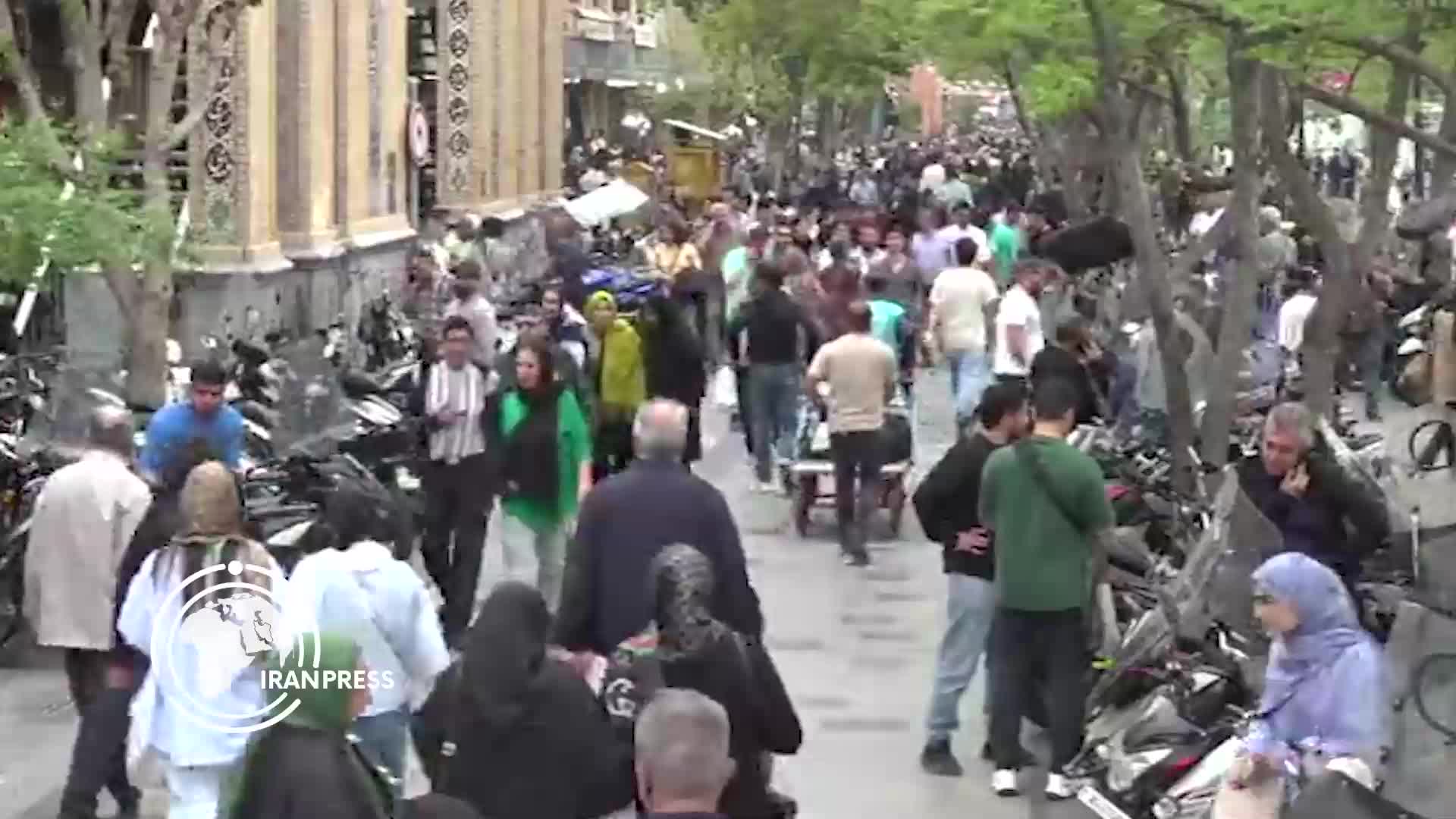 Iranpress: استمرار الحياة الطبيعية في طهران