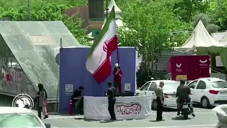 Iranpress: العلم الإيراني يرفرف في الساحات العامة على مدار الساعة