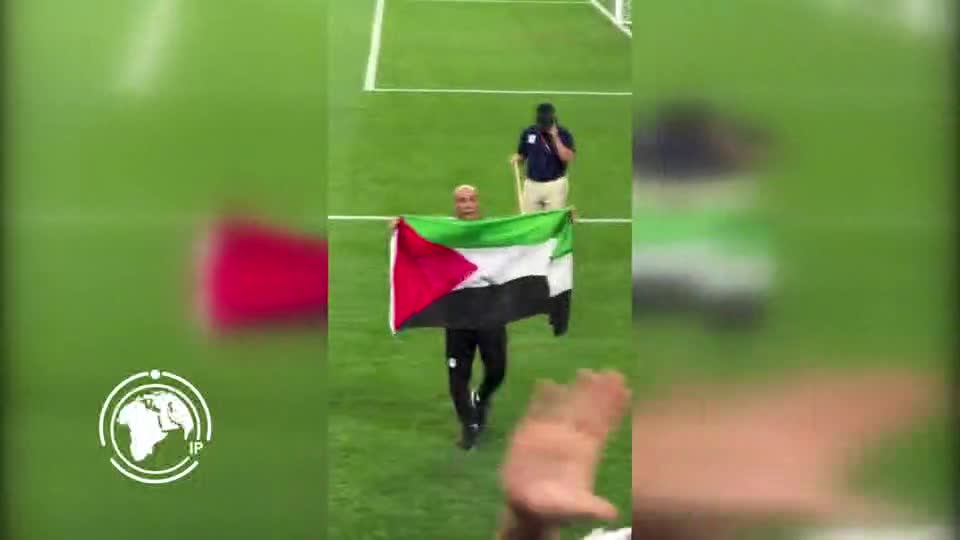 Iranpress: مدرب المنتخب المصري يرفع العلم الفلسطيني بعد التأهل إلى الدور الـ16