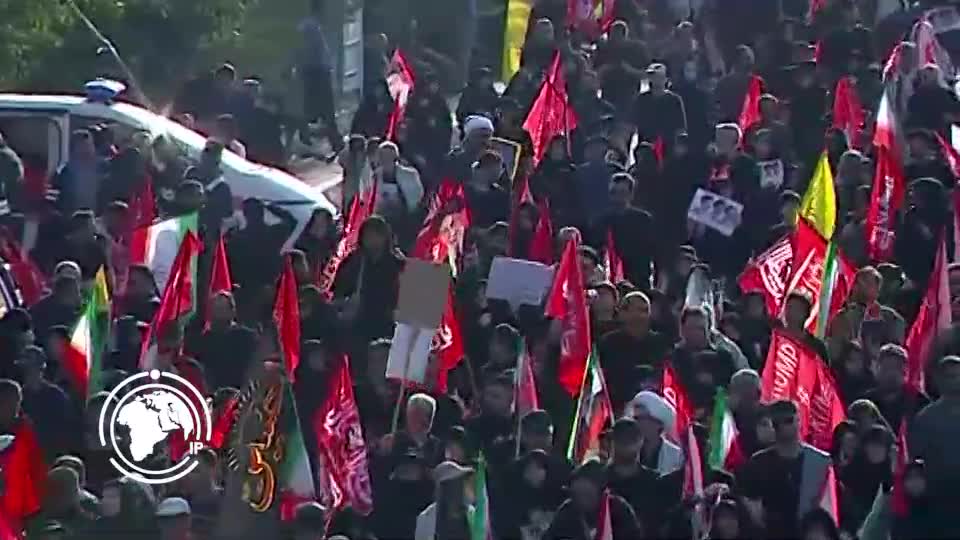 Iranpress: بدء تدفق جموع الشعب الإيراني إلى ساحة ’’آزادي‘‘ لتشييع جثمان القائد الشهيد