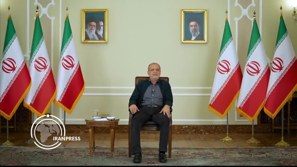 Iranpress: بزشكيان: اجتزنا أصعب الظروف بعد الثورة باتكالنا على الشعب + فيديو
