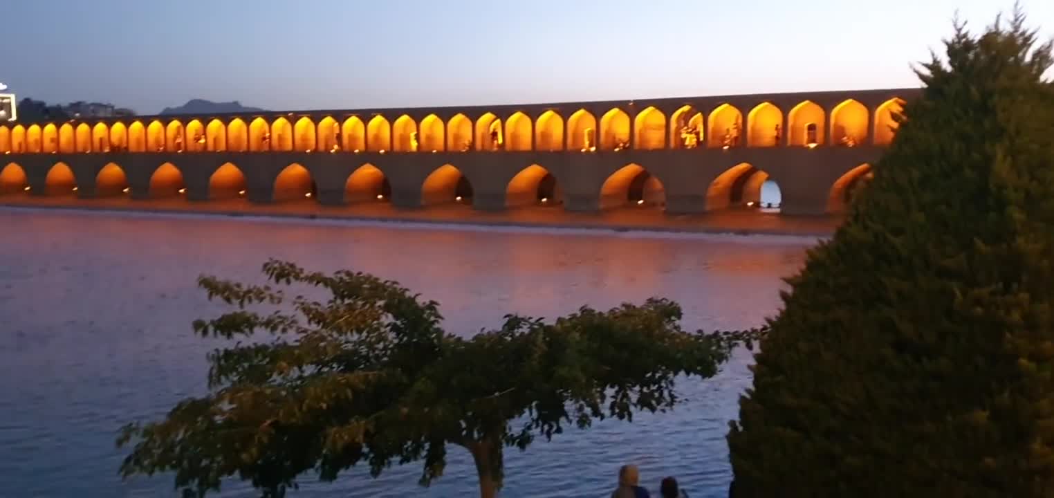 ایران برس: إصفهان.. جسر الـ33 عمودًا يُدرج في قائمة هياكل التراث العالمي للريّ