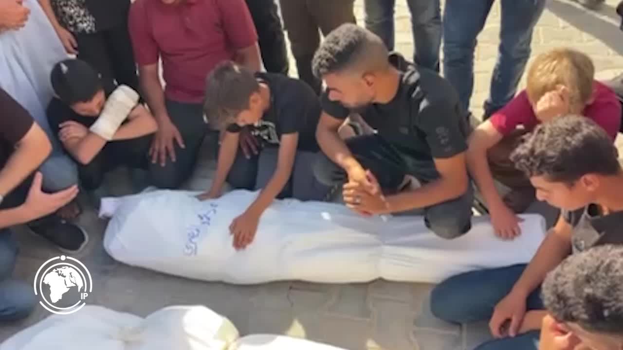 Iranpress: تشييع جثامين ستة شهداء ارتقوا بقصف إسرائيلي استهدف مقهى غرب مدينة غزة