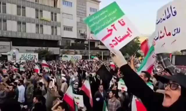 ایران پرس: قدردانی مردم تهران از نیروهای مسلح