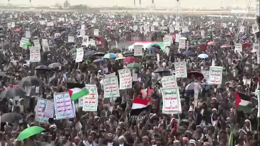 Iranpress: تظاهرات بزرگ مردم صعده در حمایت از غزه؛ «شرم خیانت را نمی‌پذیریم»
