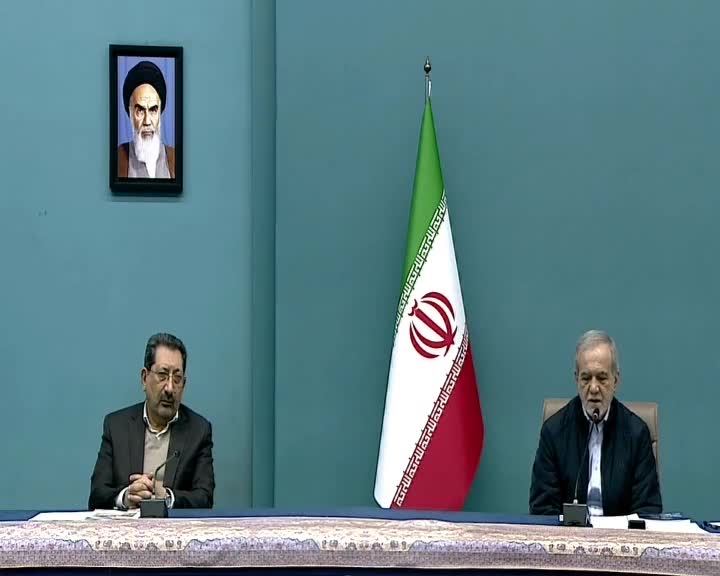 Iranpress: افتتاح ۱۳۷۶ واحد صنعتی با حضور رئیس‌جمهور