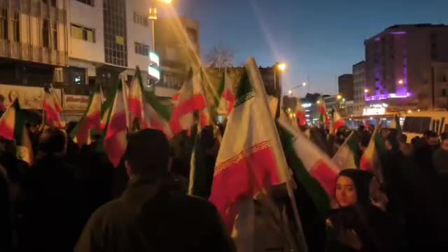 Iranpress: اشک‌ تهران جاری است و میدان انقلاب پر شد