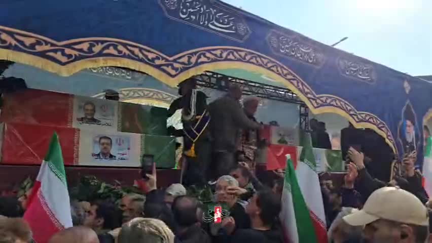 Iranpress: تشییع باشکوه شهیدان دنا، شهید لاریجانی و سردار شهید سلیمانی در تهران