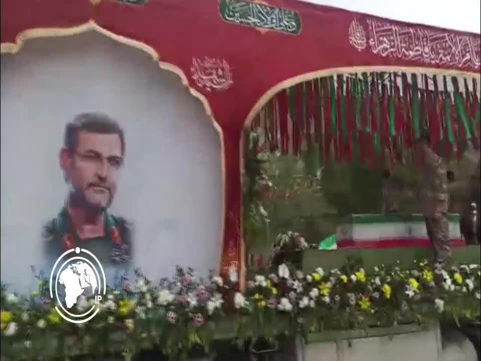 Iranpress: آغاز مراسم تشییع پیکر شهید دریادار علیرضا تنگسیری در بندرعباس