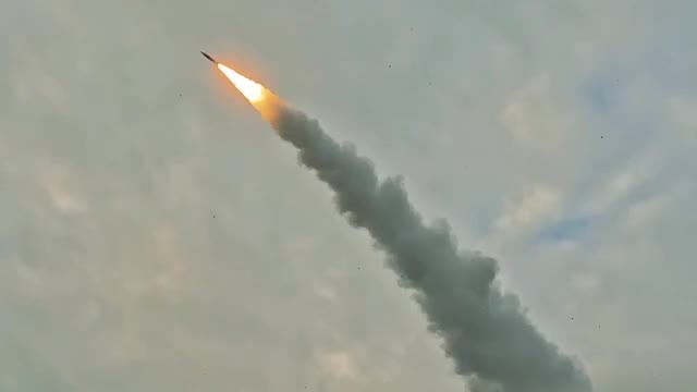 Iranpress: موج ۹۸ عملیات وعده صادق ۴ ، فرار ناو بالگردبر آمریکا با بیش از ۵۰۰۰ ملوان