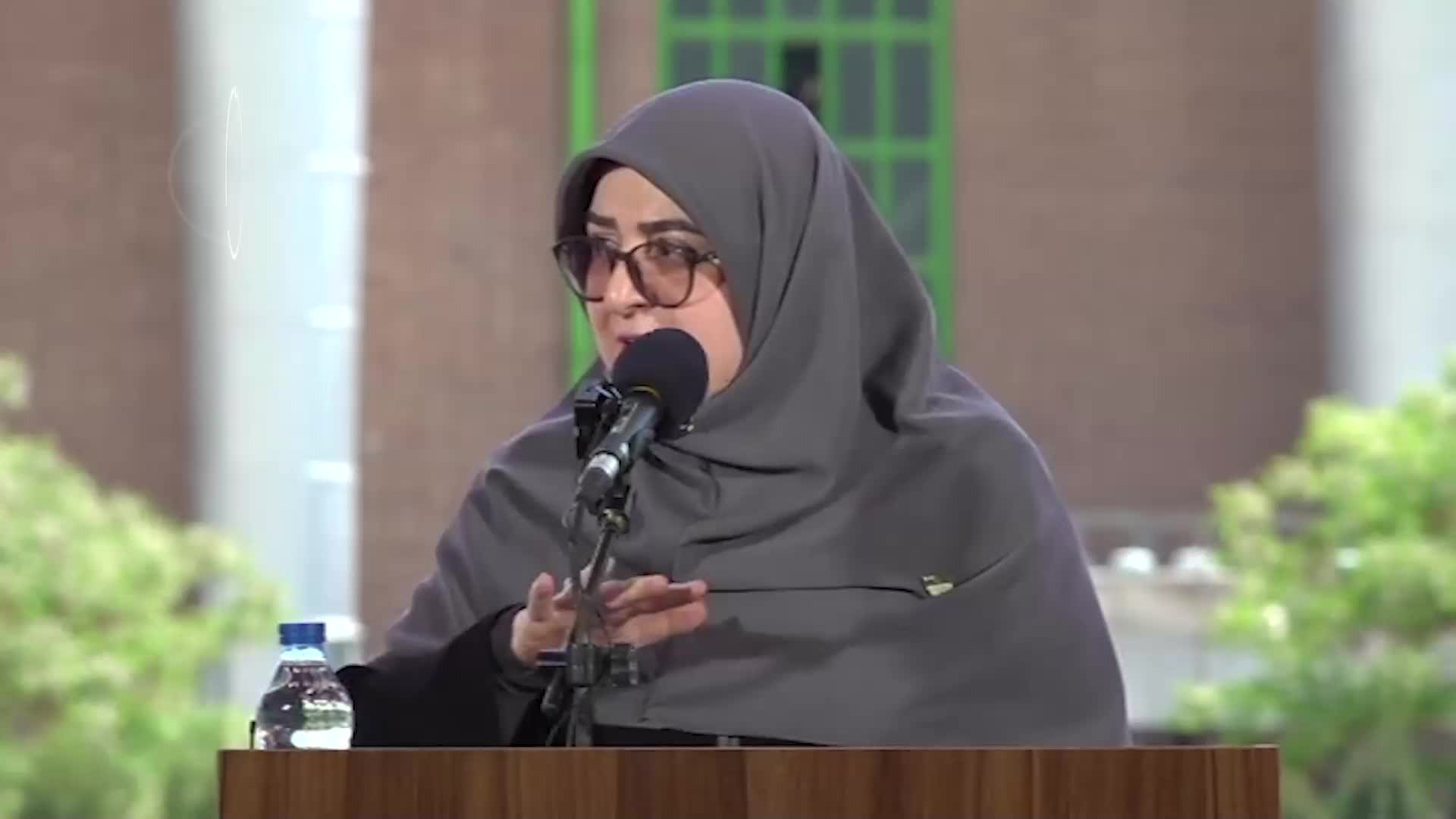 Iranpress: مهاجرانی: دولت بر دو مسیر «جنگ» و «دیپلماسی» متمرکز است