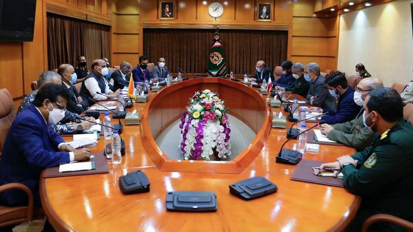 Iranpress: Iran, India defense ministers meet in Tehran