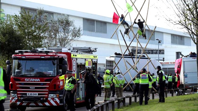 Iranpress: UK Police arrests environmental activists in London