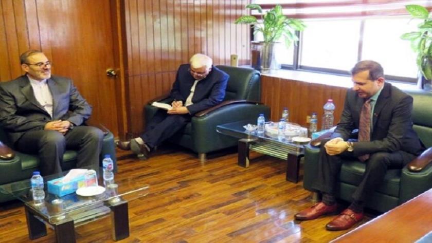 Iranpress: Iran, Pakistan emphasize increasing working hours of border crossings