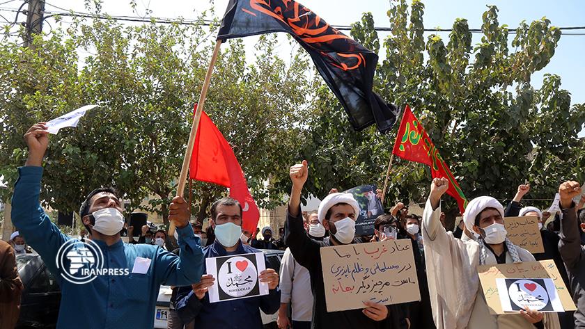 Iranpress: Qom seminary students demonstrate in condemnation of desecrating Prophet Muhammad (PBUH)
