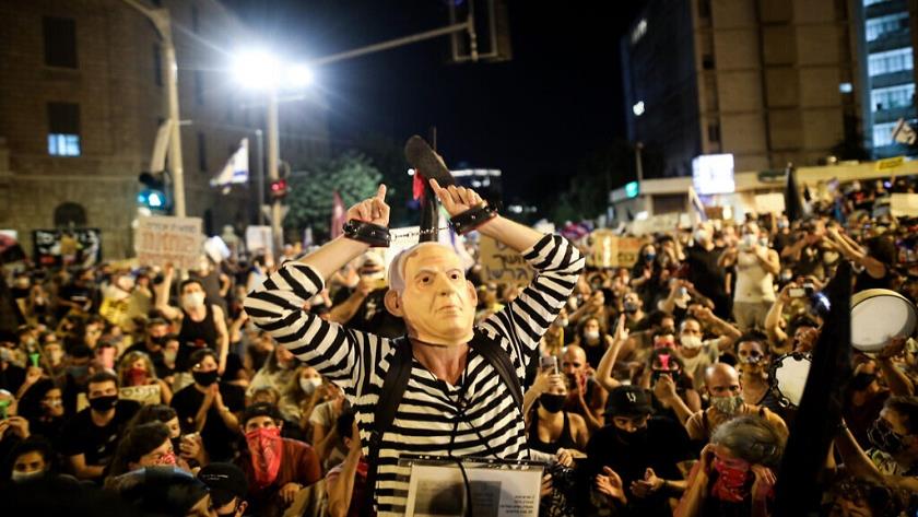 Iranpress: Israelis protest outside PM Netanyahu’s home
