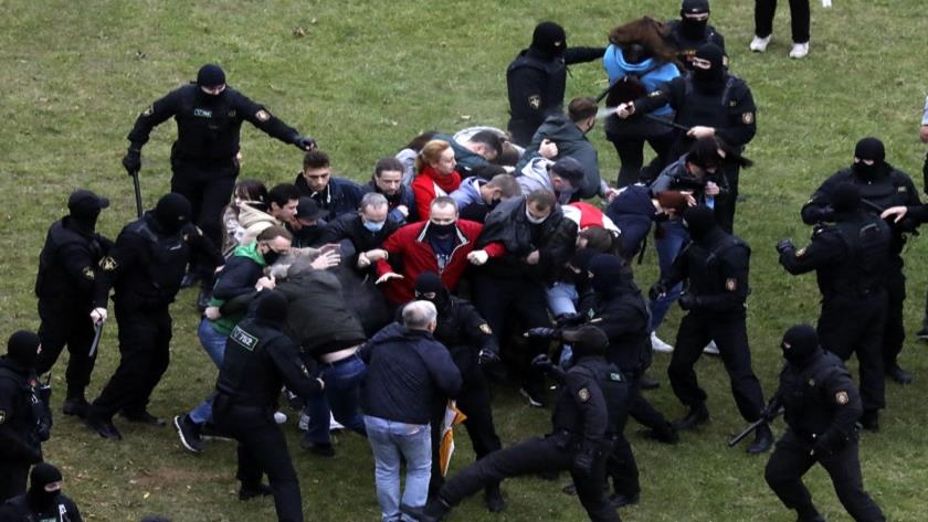 Iranpress: Belarusian police say 45 officers injured during protests in Minsk