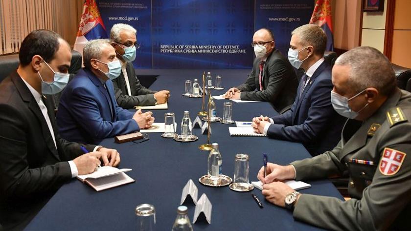 Iranpress: Iran, Serbia stress enhancing defense cooperation