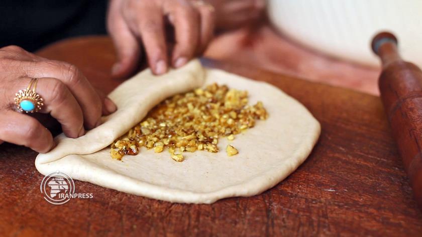 Iranpress: Iranian rural people harvest nature