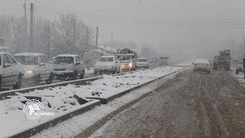 Iranpress: Autumn snowfall covers Urmia region in northwestern Iran