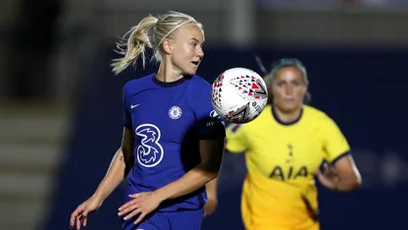Iranpress: Female footballers can be idols like Ronaldo and Messi