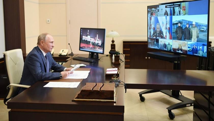Iranpress: Putin orders Russia to begin large-scale COVID-19 vaccinations next week