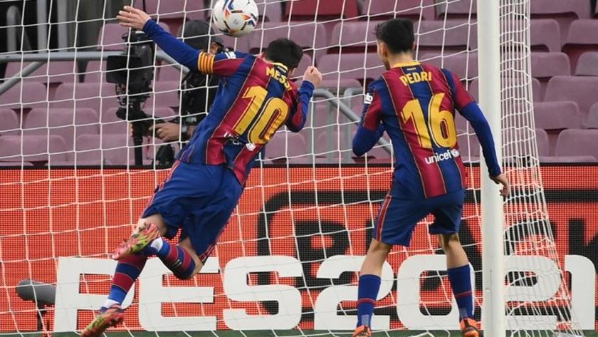 Iranpress: Pele congratulates Messi after Barça star matches his record