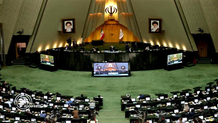 Iranpress: Report of ministers in open session of Iran