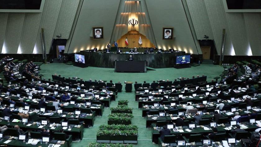 Iranpress: Minister of Economic Affairs to answer to parliament questions