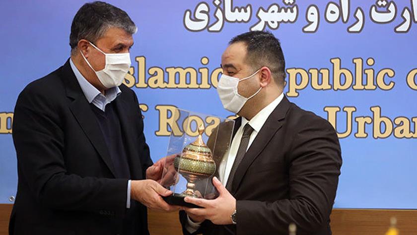 Iranpress: Iraq’s delegation exchanged views with Iran’s Road and Urban minister