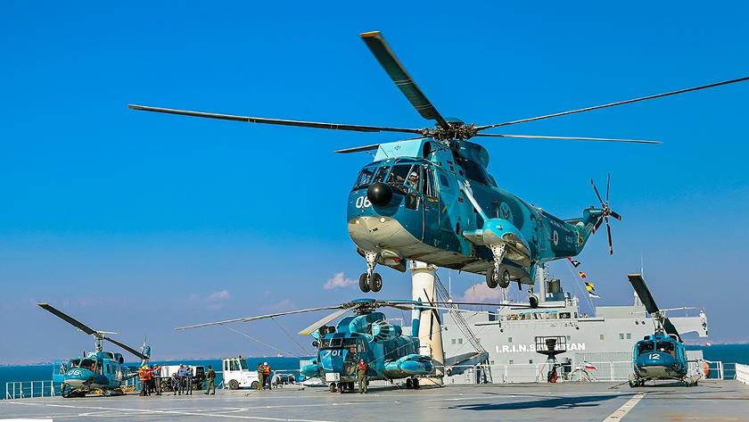 Iranpress: Iran spots foreign submarine during Army naval drill