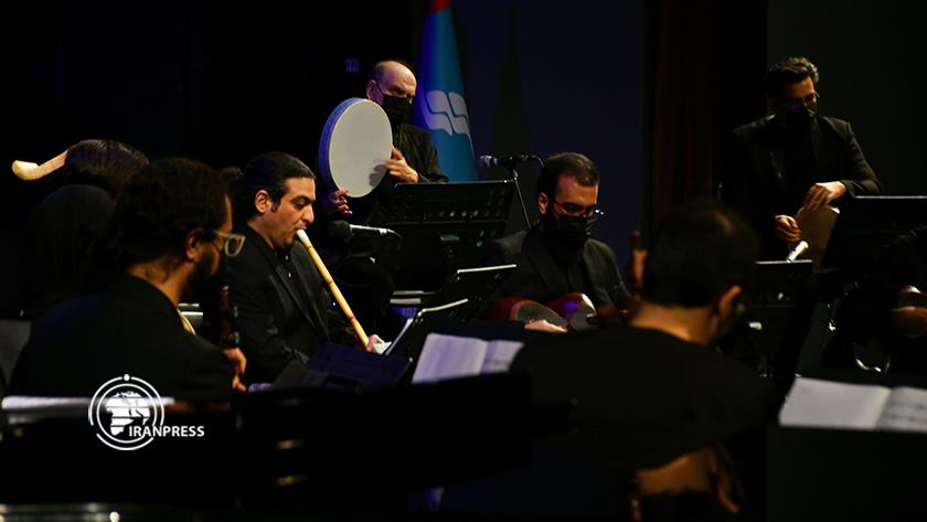 Iranpress: Orchestra of national musical instruments held in Vahadat Hall, Tehran