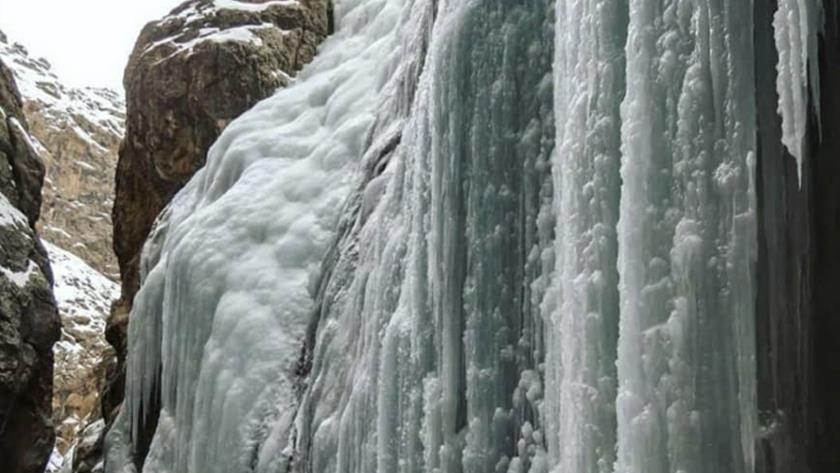 Iranpress: Tangeh Vashi a tourist spot in the heart of Alborz mountain 